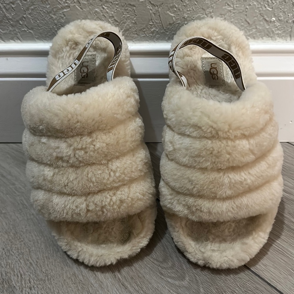 Gently used. Youth Girls, UGG slipper. Cream. Size 2